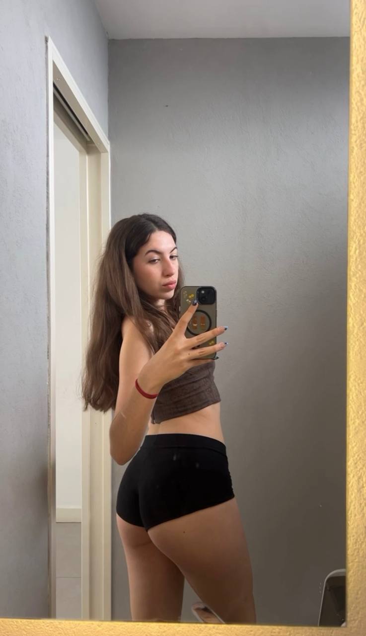 Amber in her underwear in Aomyn