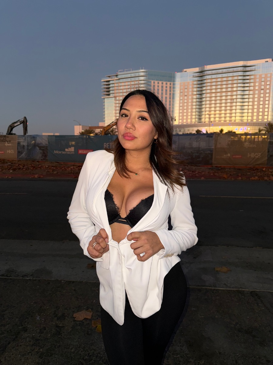 Take a pause and enjoy Ali Cruz — streaming from Aomyn