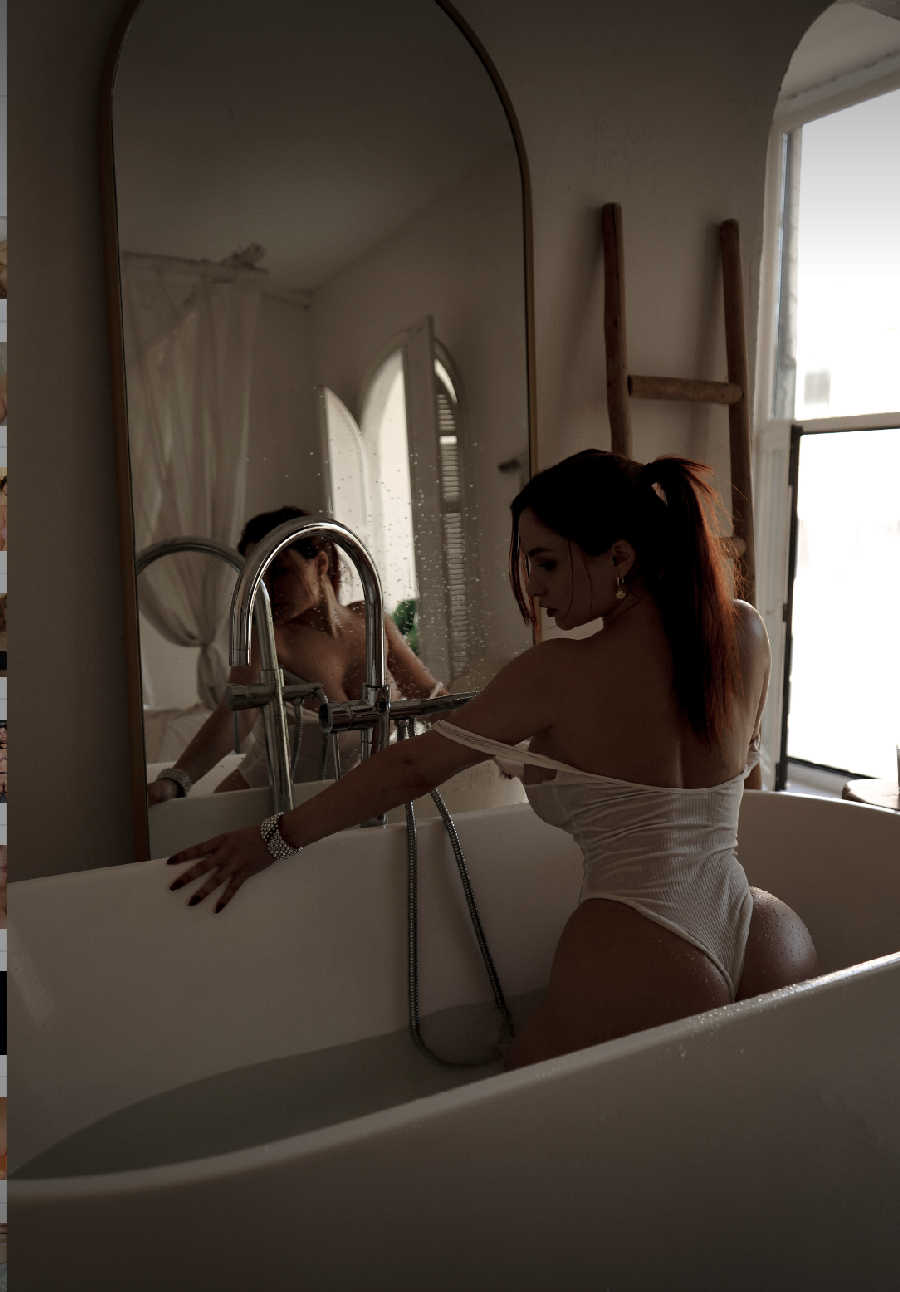 A playful frame from Miranda Faith nude — online in Aomyn