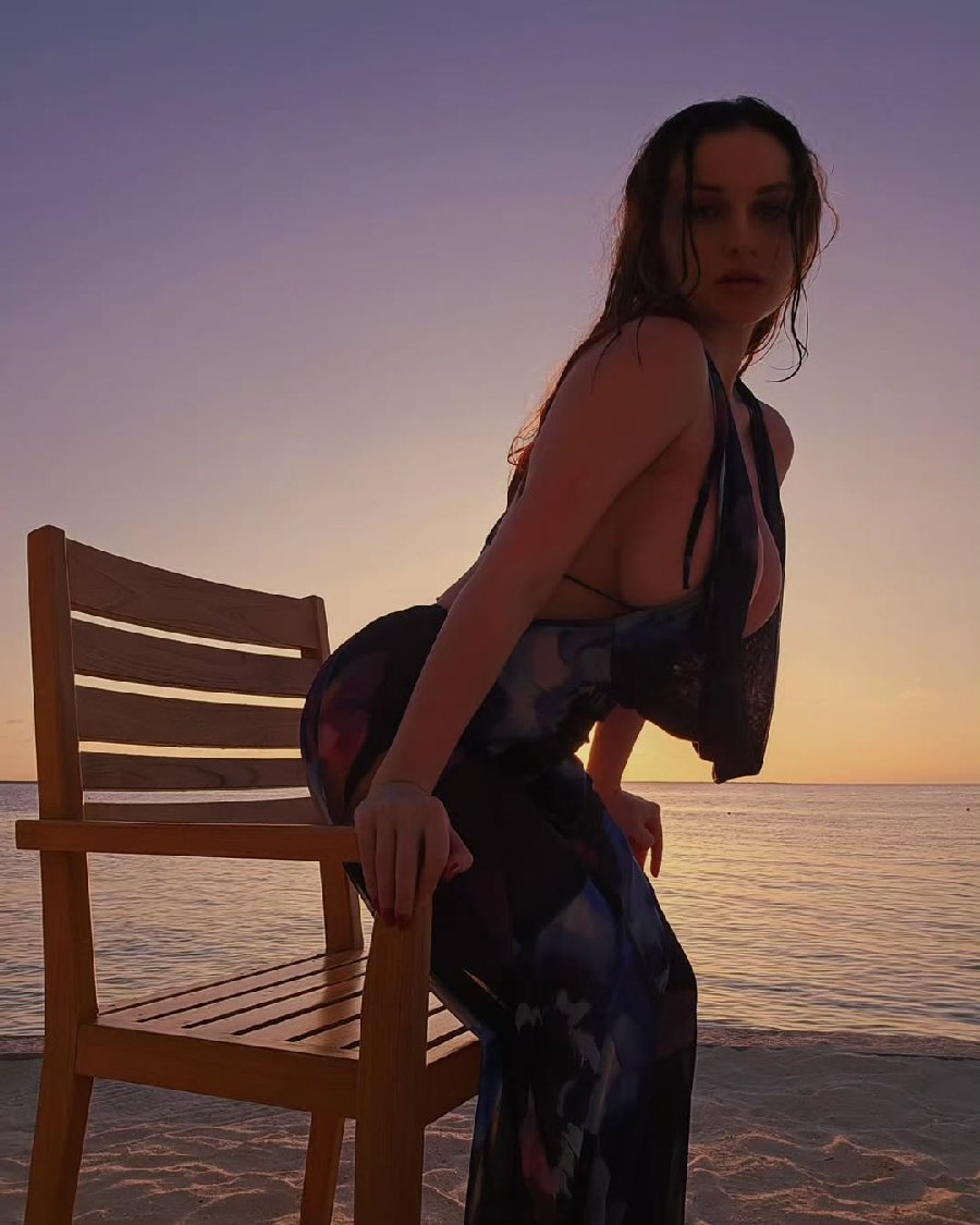 Sexy girl Miranda Faith nude in Aomyn