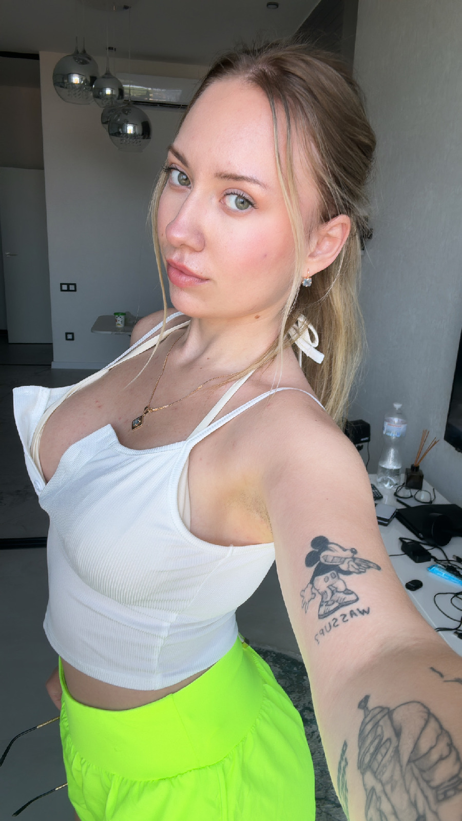 KateV in her underwear in Aomyn