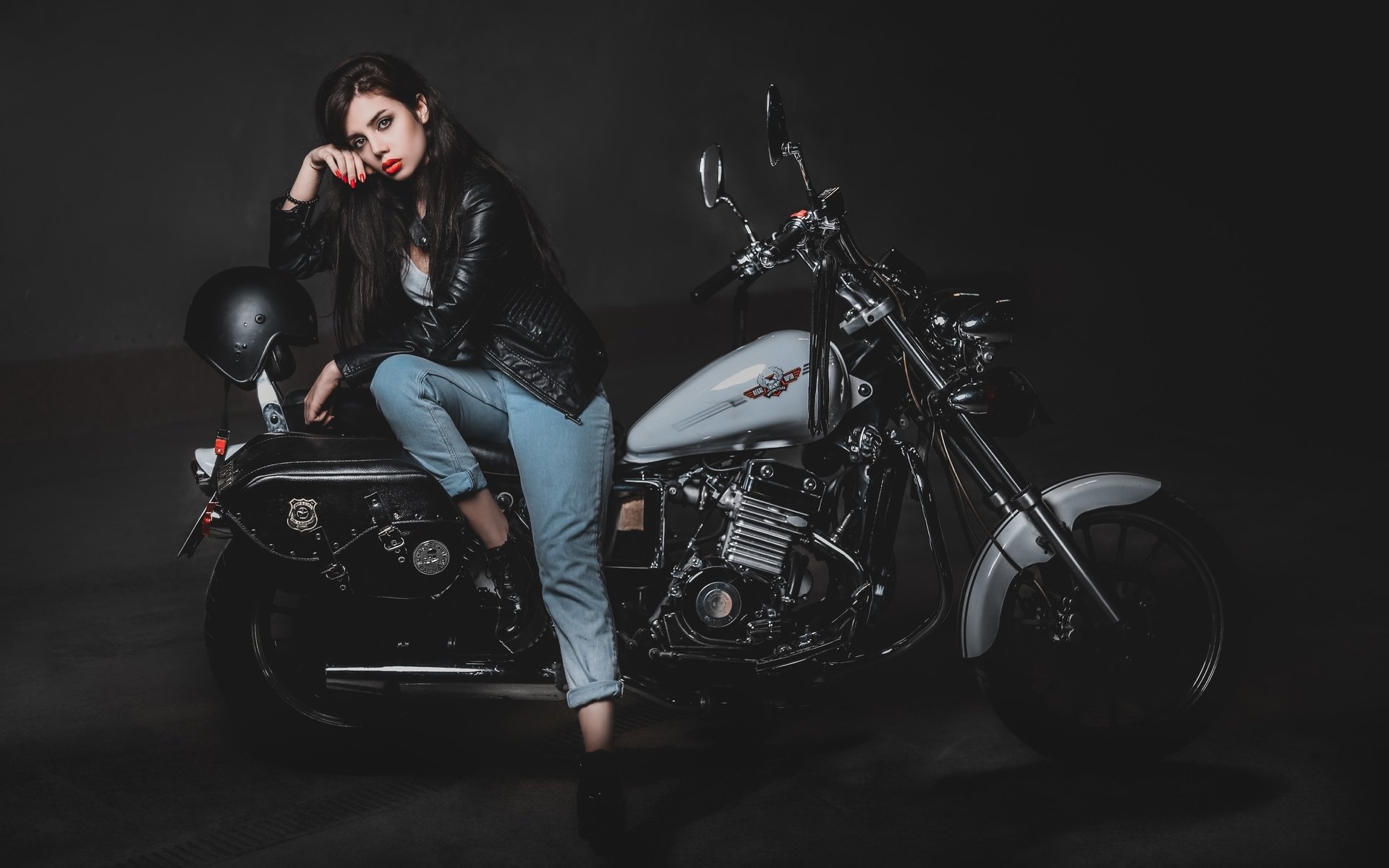 Biker girls: style and drive in Aomyn