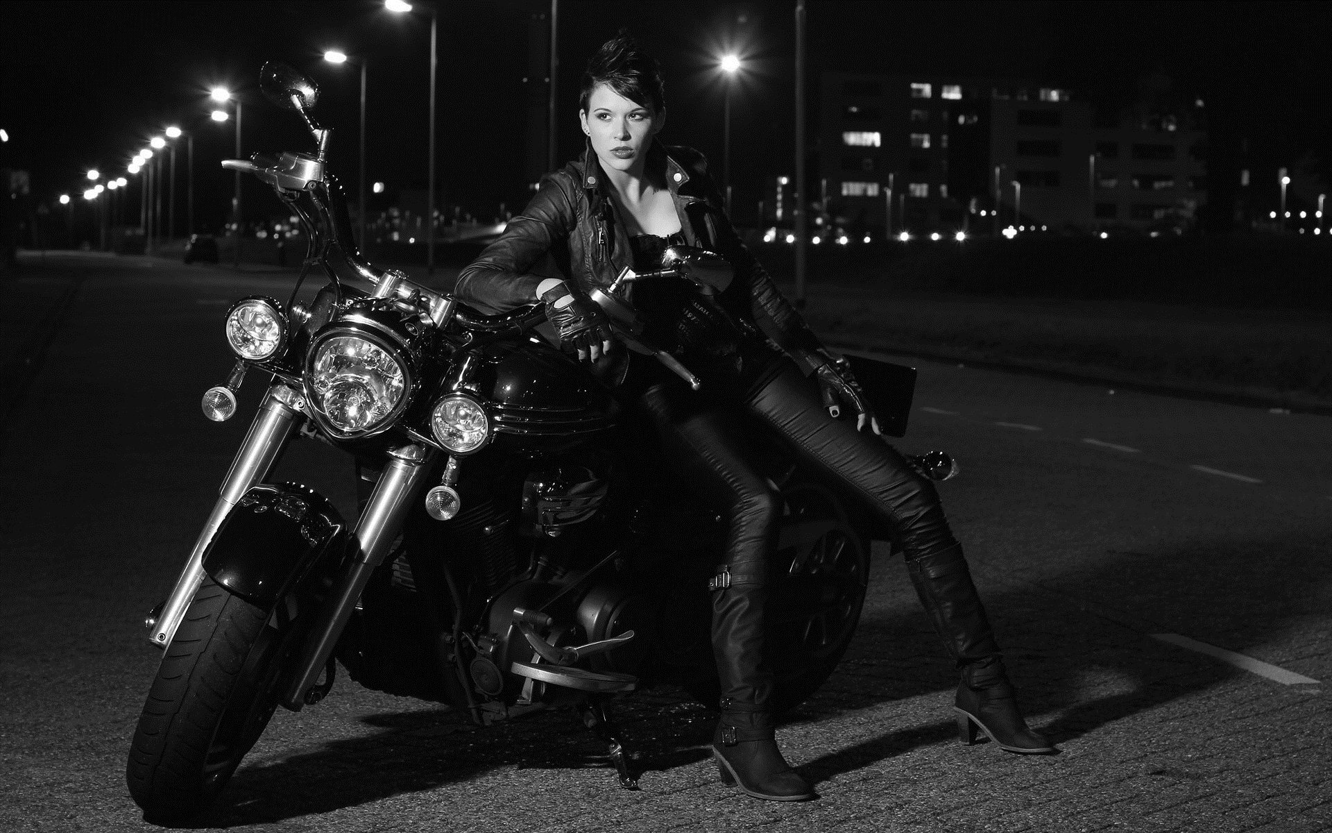 Photo Beautiful girls and motorcycles in Aomyn