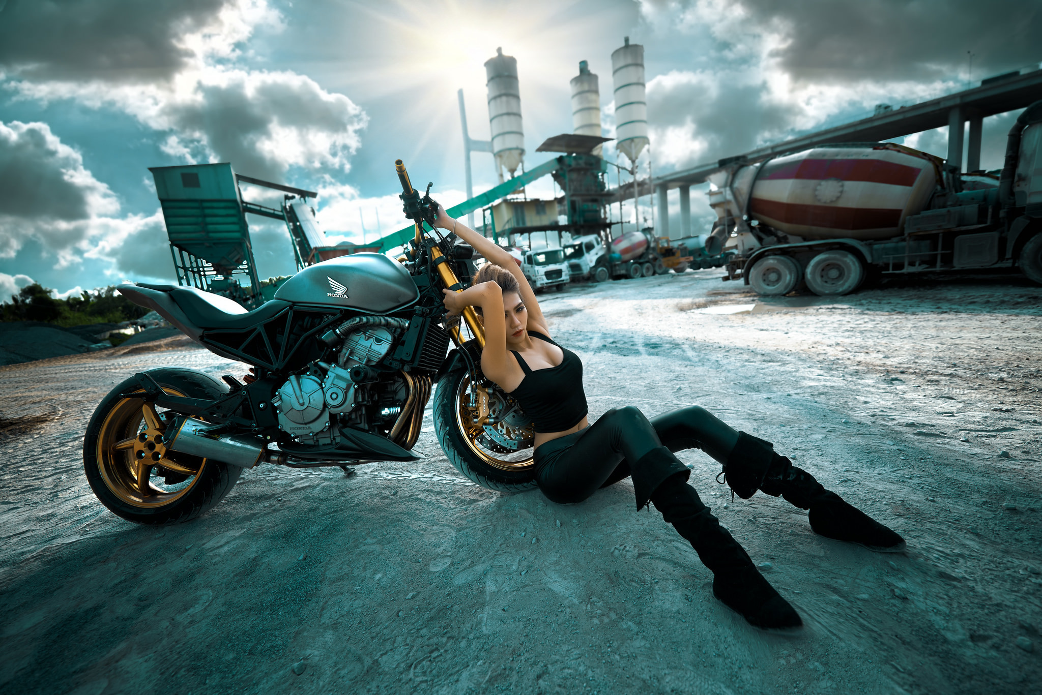 Girls with tattoos and motorcycles in Aomyn