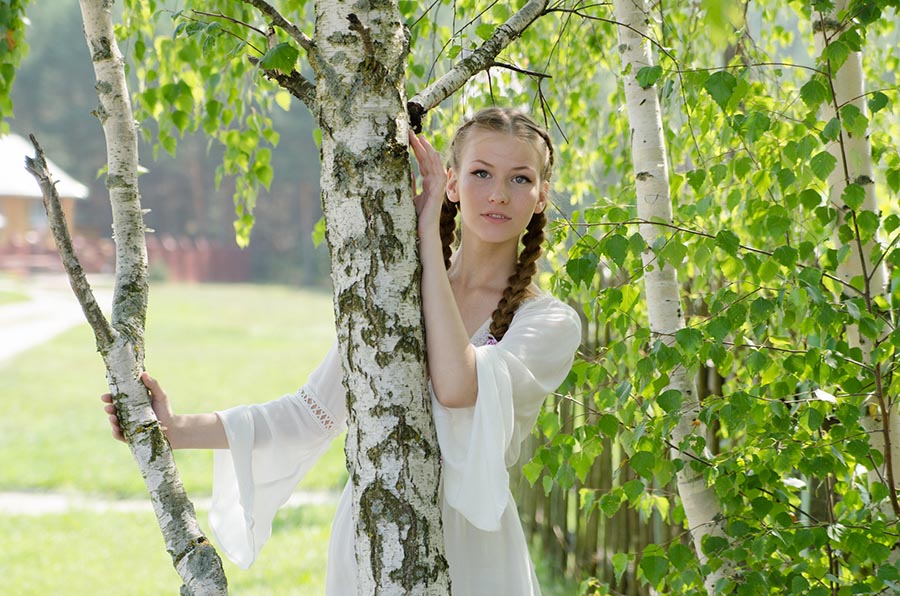 Women in Slavic costumes in Aomyn