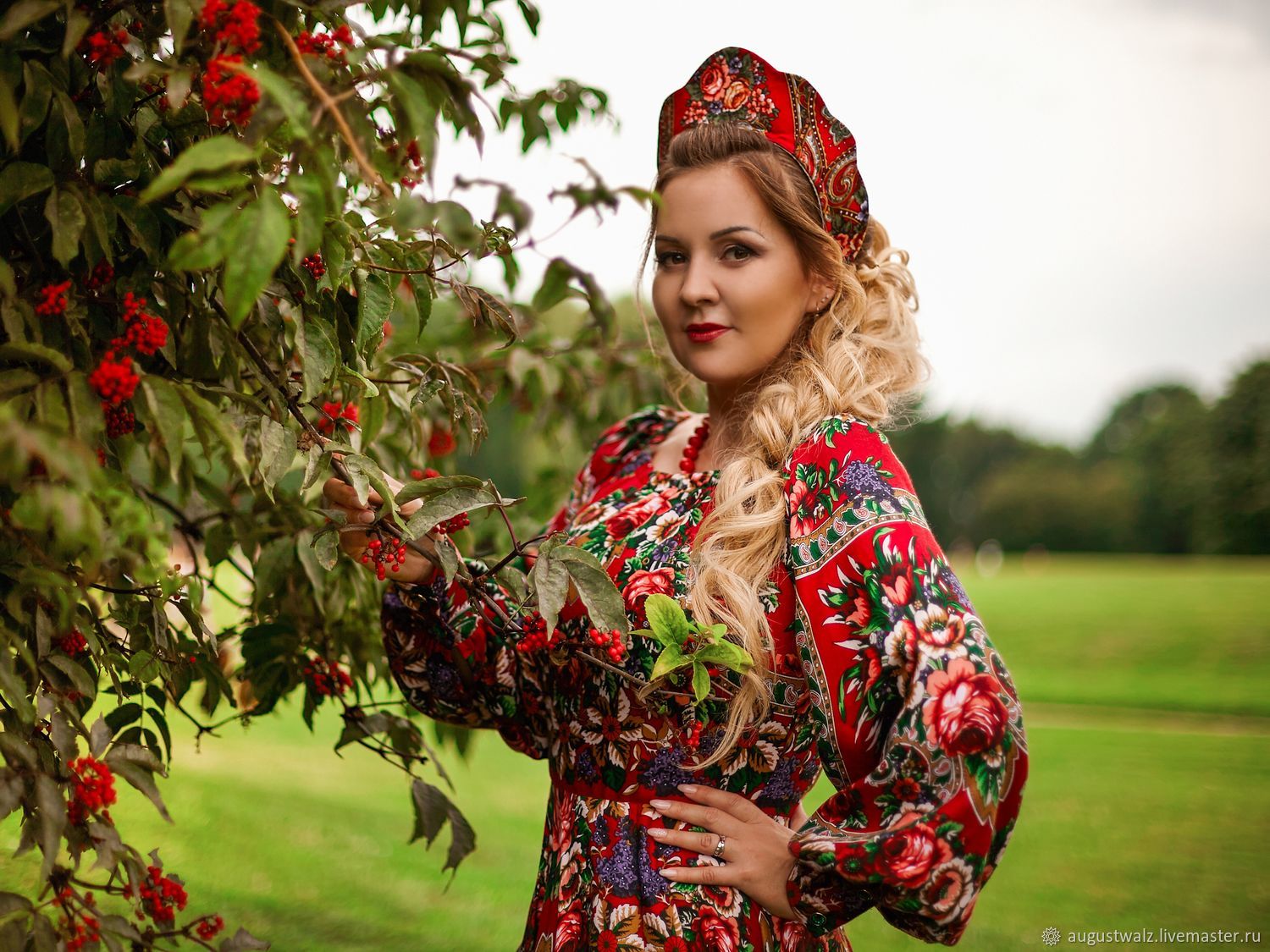 Women in Slavic costumes in Aomyn