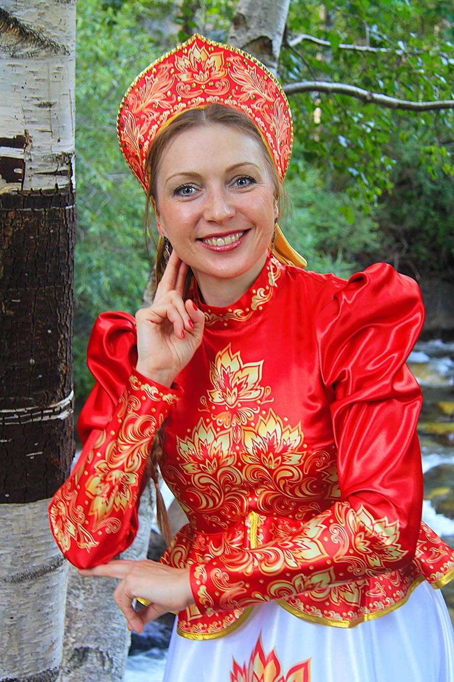 Women in Slavic costumes in Aomyn