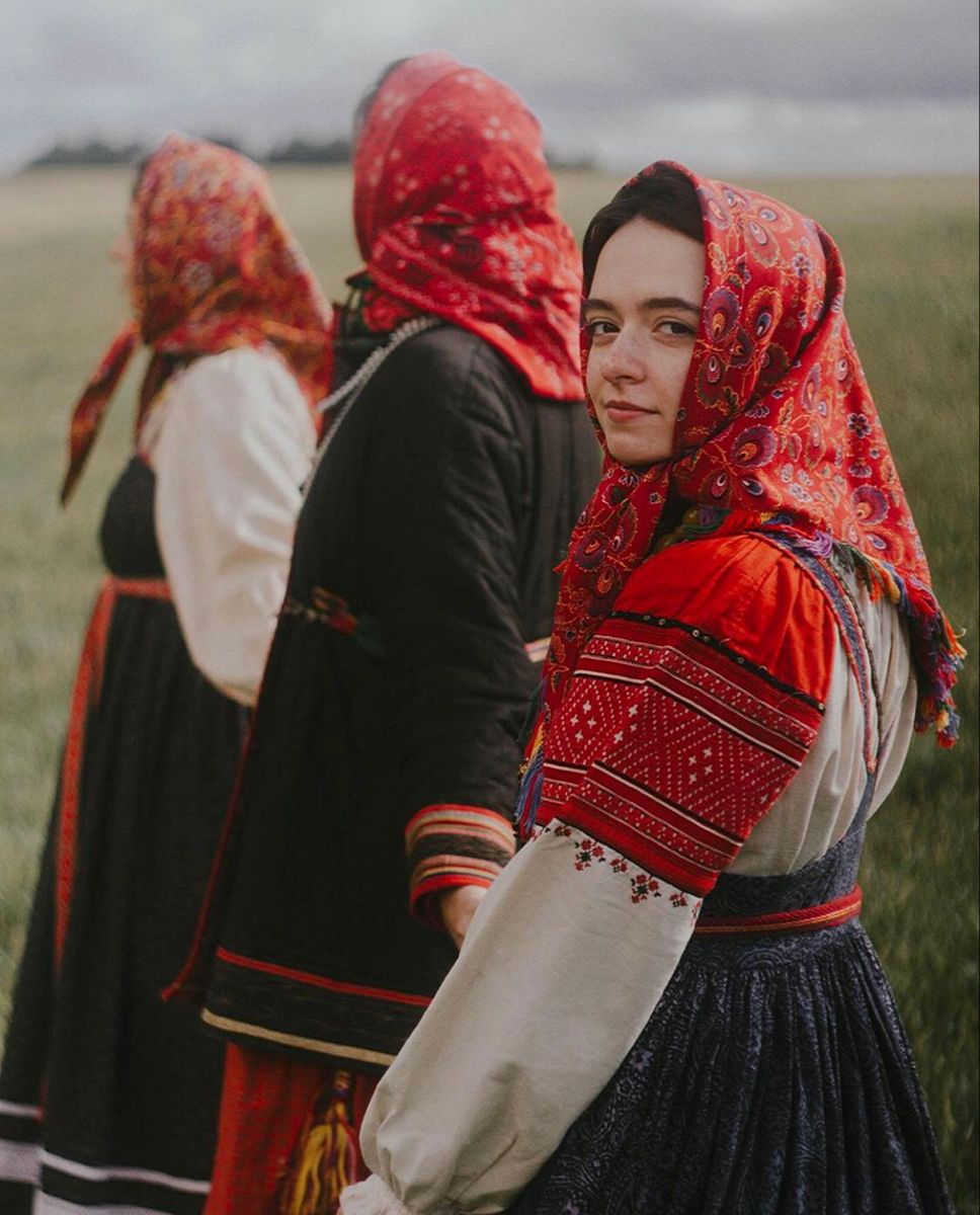 Women in Slavic costumes in Aomyn
