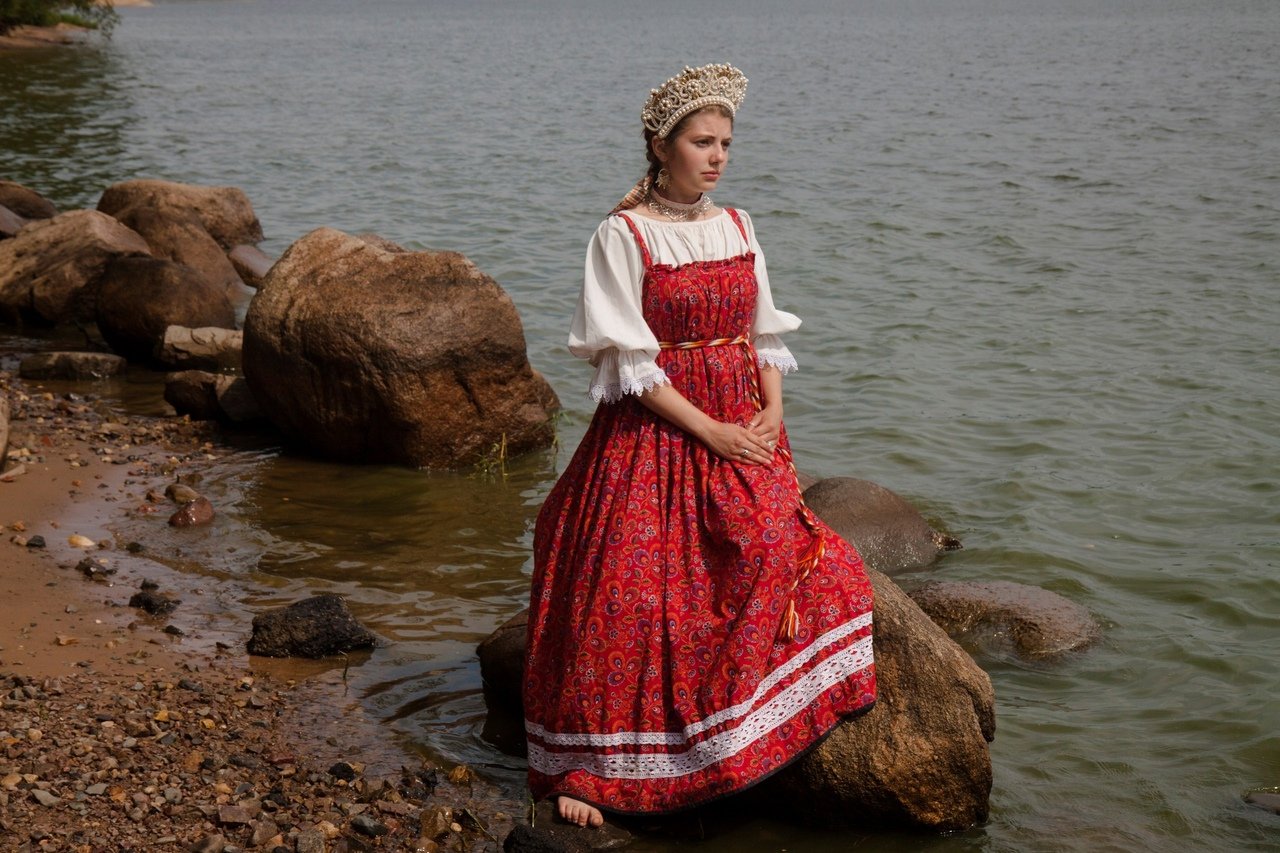 Women in Slavic costumes in Aomyn