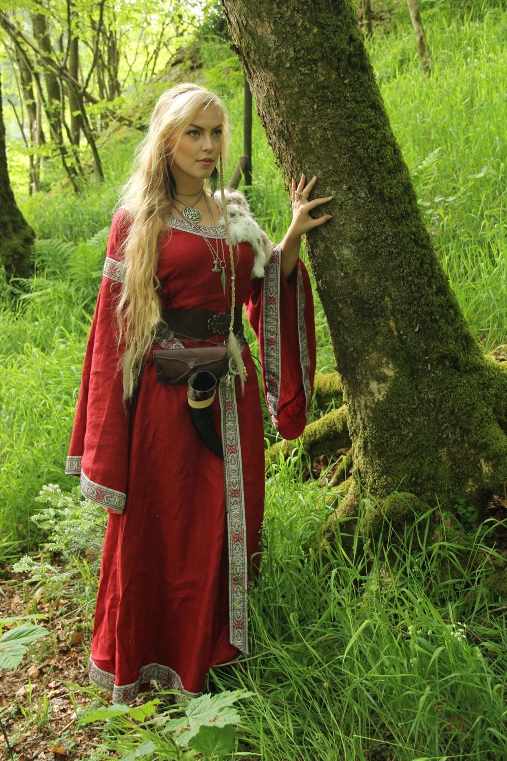 Women in Slavic costumes in Aomyn