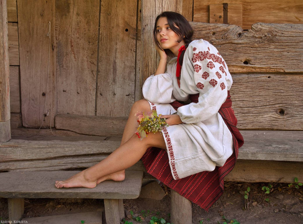 Women in Slavic costumes in Aomyn