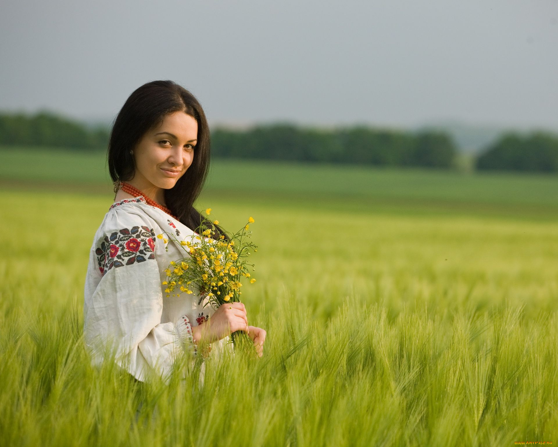 Women in Slavic costumes in Aomyn