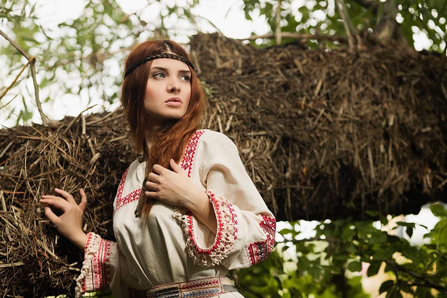 Women in Slavic costumes in Aomyn