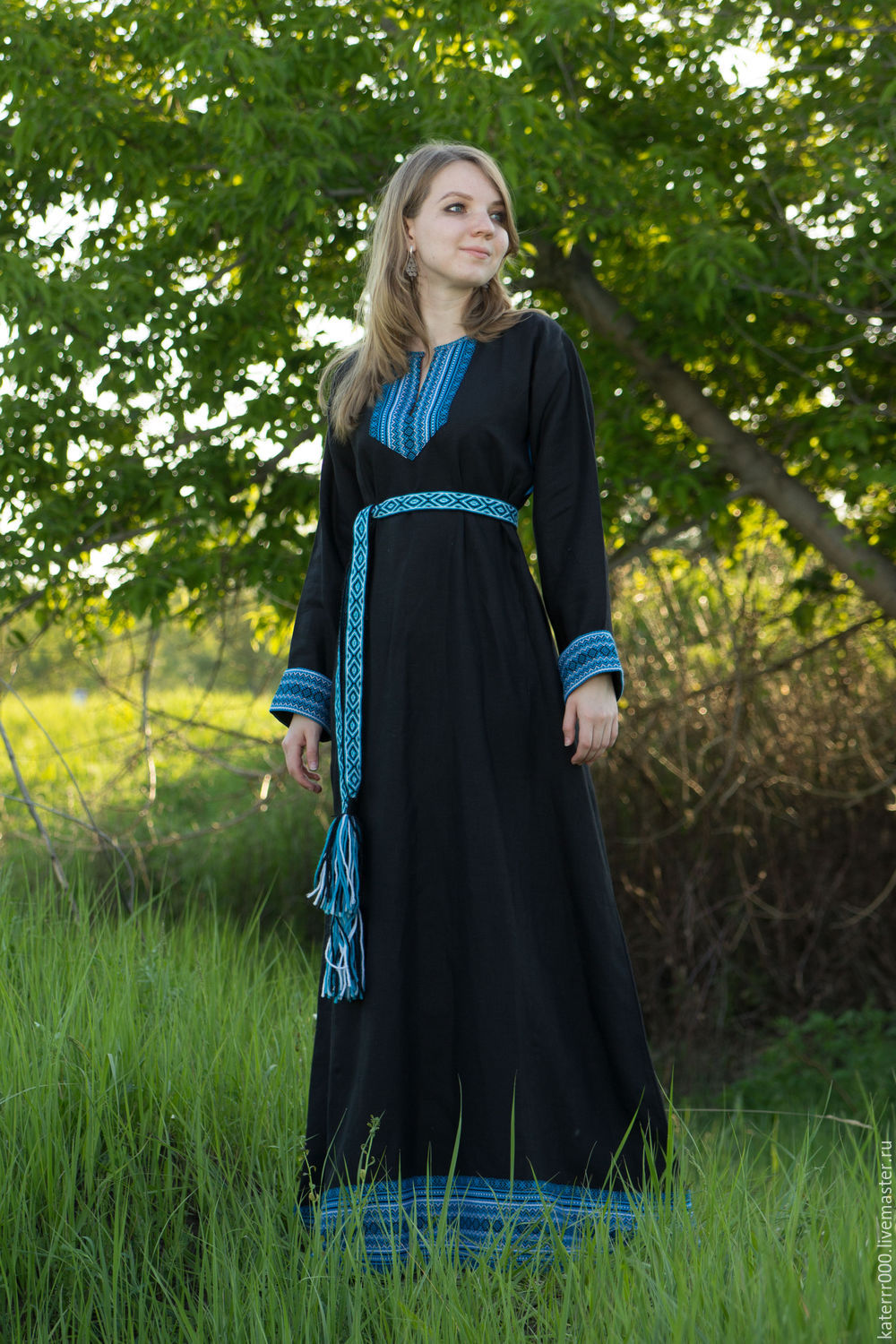 Women in Slavic costumes in Aomyn