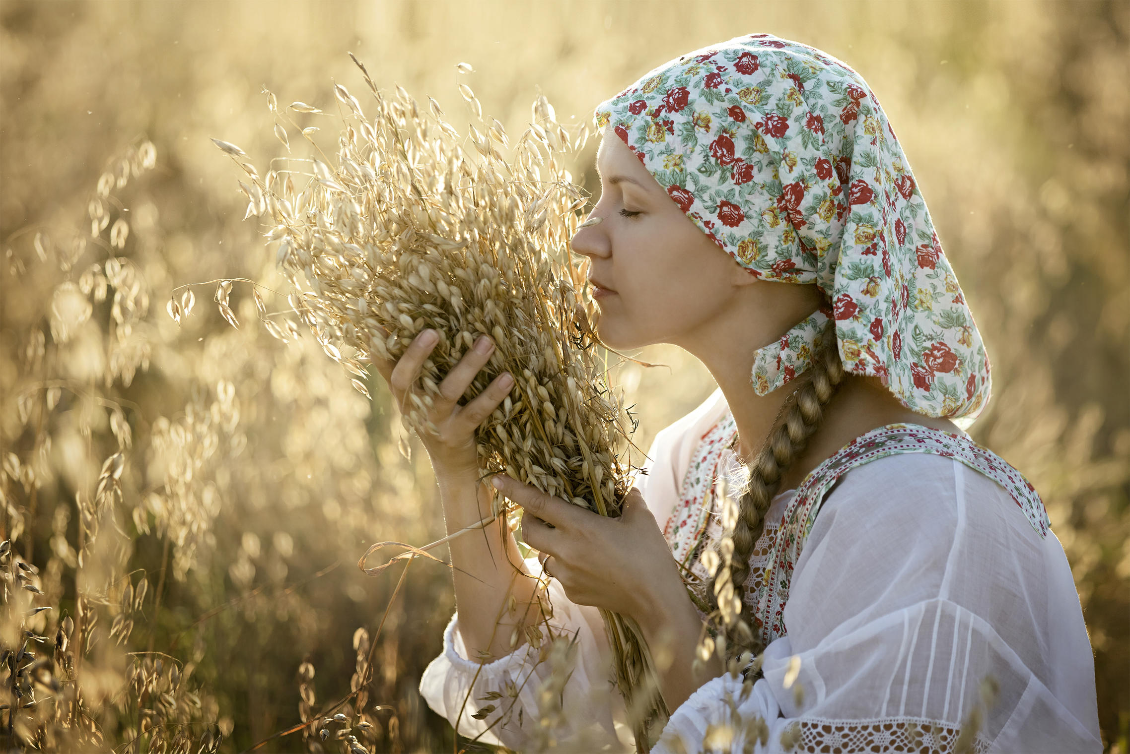Photo Women in Slavic costumes in Aomyn