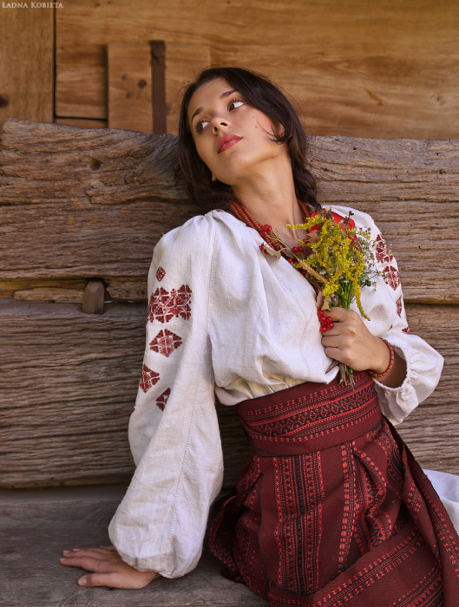 Girls in Slavic costumes in Aomyn