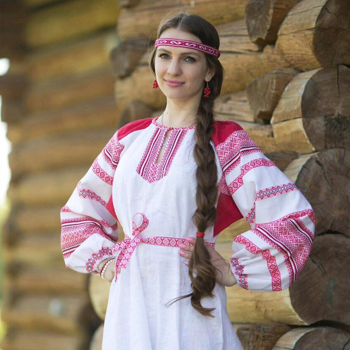 Girls in Slavic costumes in Aomyn