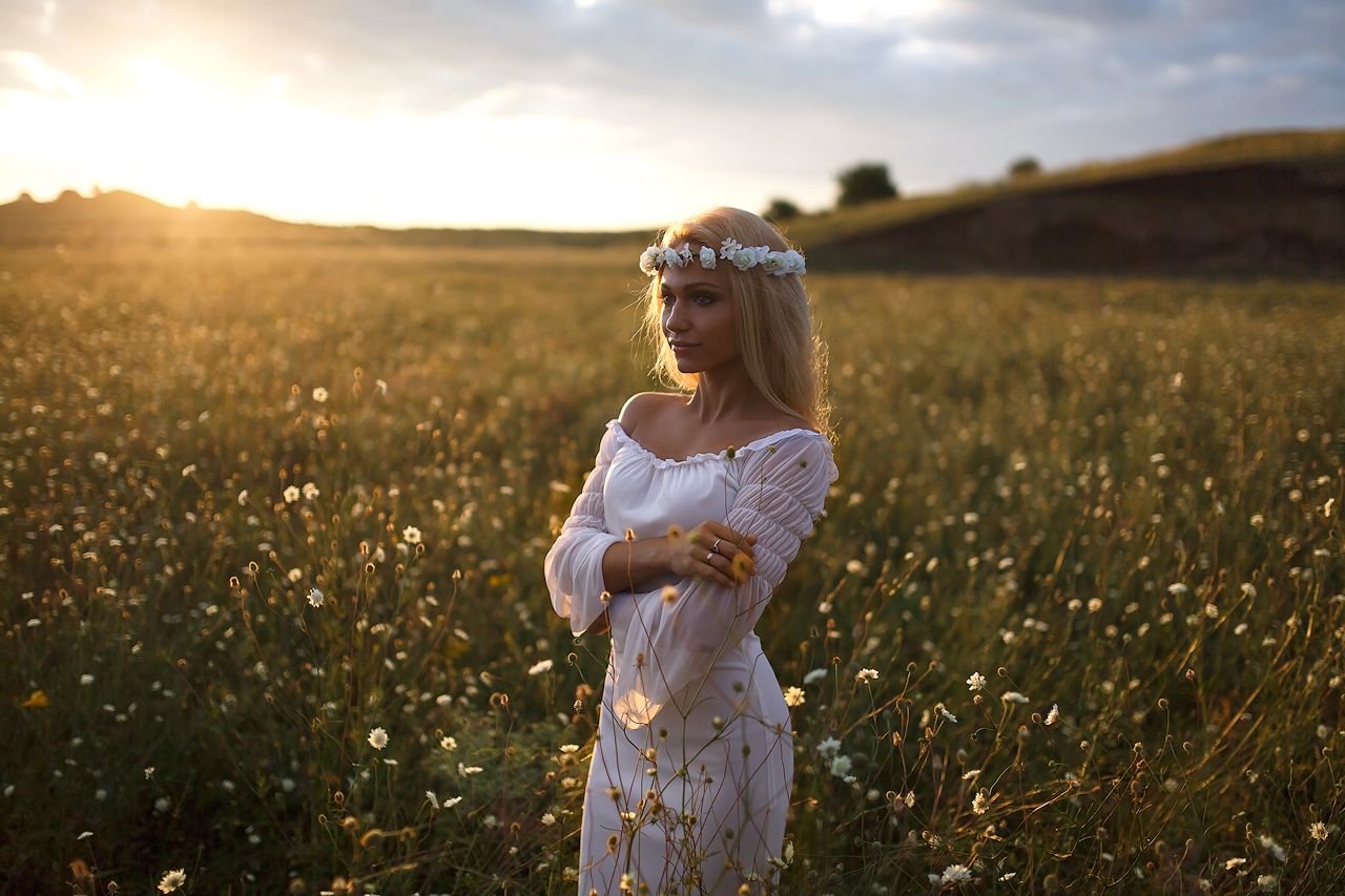 Girls in Slavic costumes in Aomyn