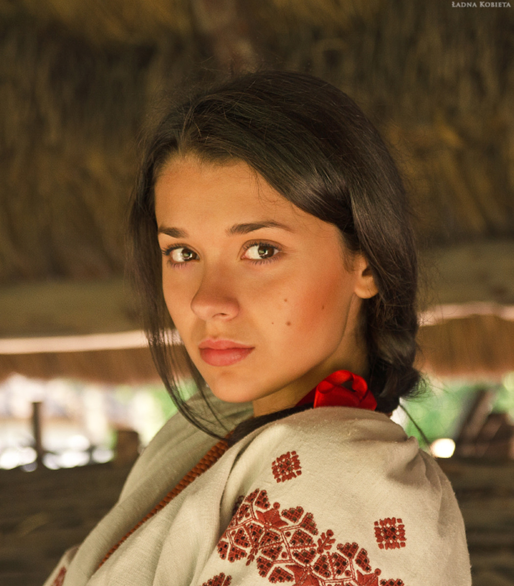 Girls in Slavic costumes in Aomyn