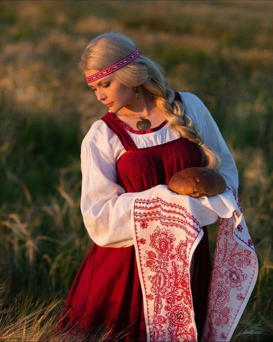 Girls in Slavic costumes in Aomyn