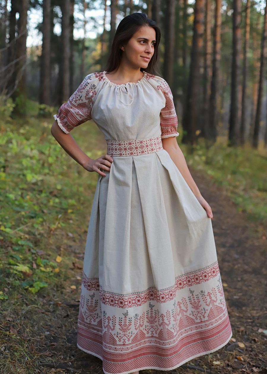 Girls in Slavic costumes in Aomyn