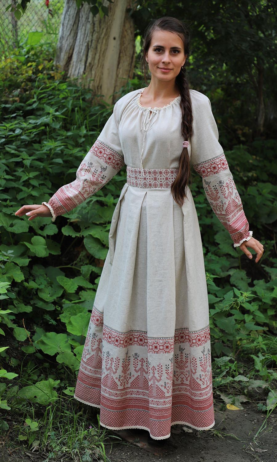 Girls in Slavic costumes in Aomyn