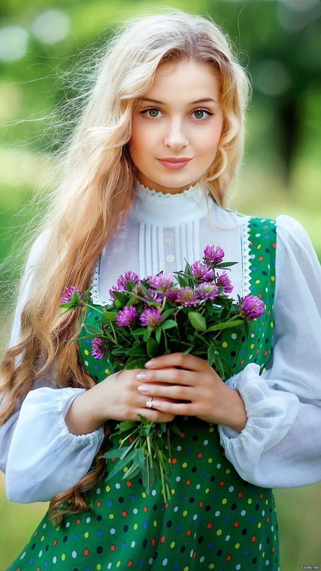 Girls in Slavic costumes in Aomyn