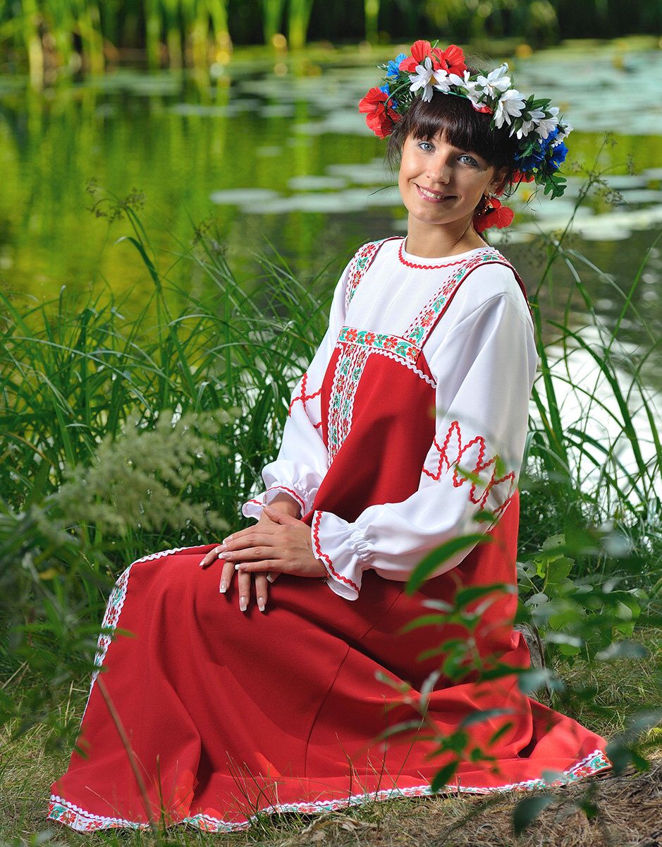 Beautiful girl Girls in Slavic costumes in Aomyn