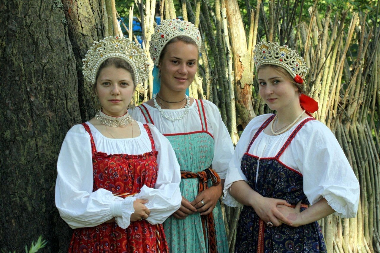 Sexy model Girls in Slavic costumes in Aomyn