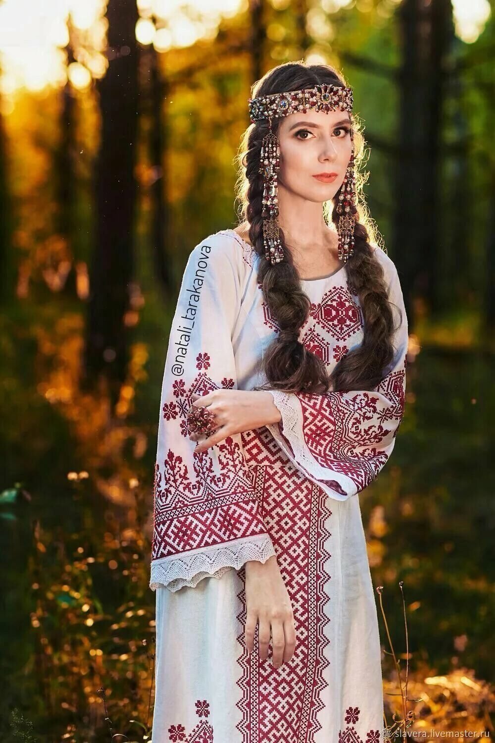 Girls in Slavic costumes in Aomyn