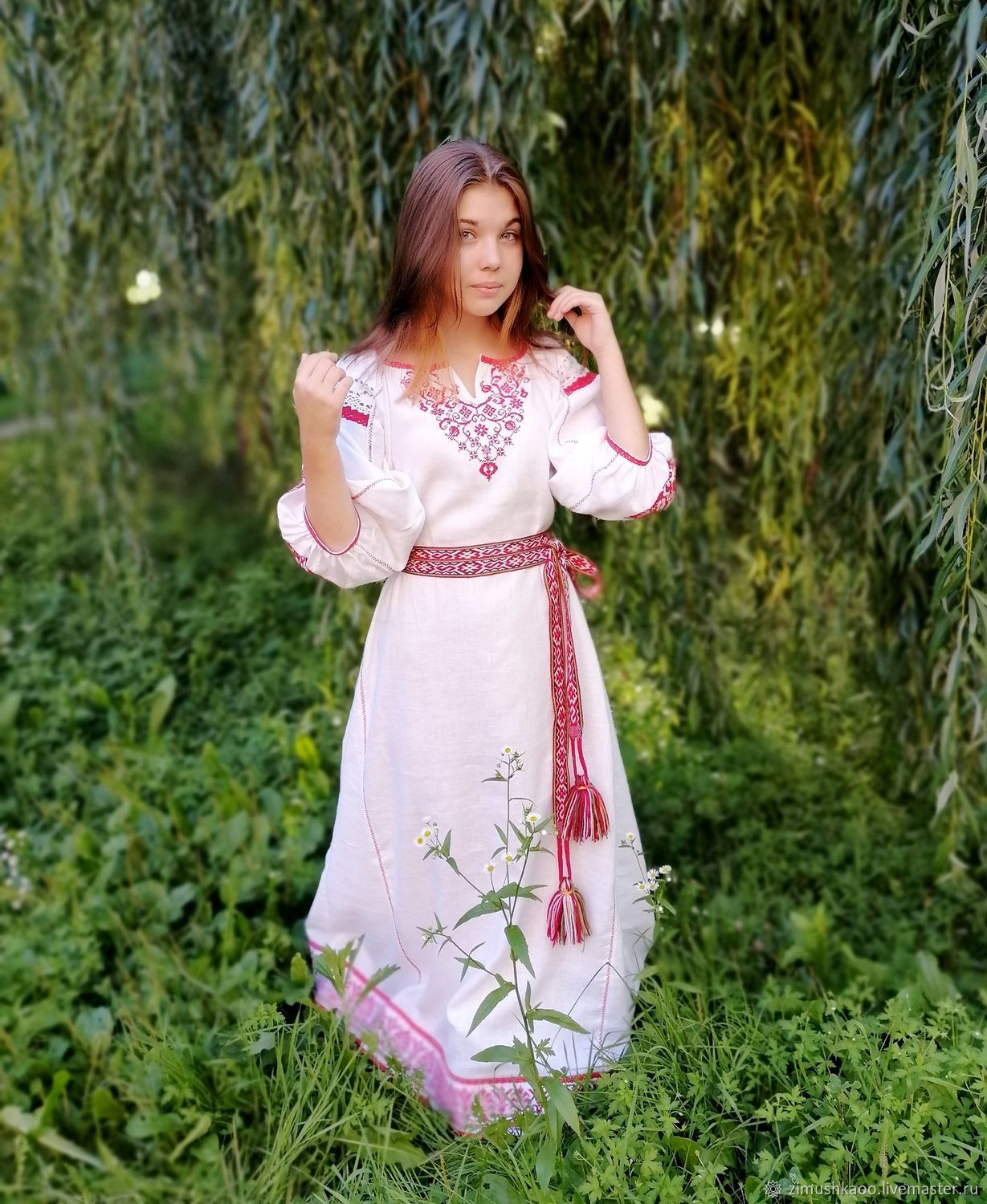 Girl Girls in Slavic costumes in Aomyn
