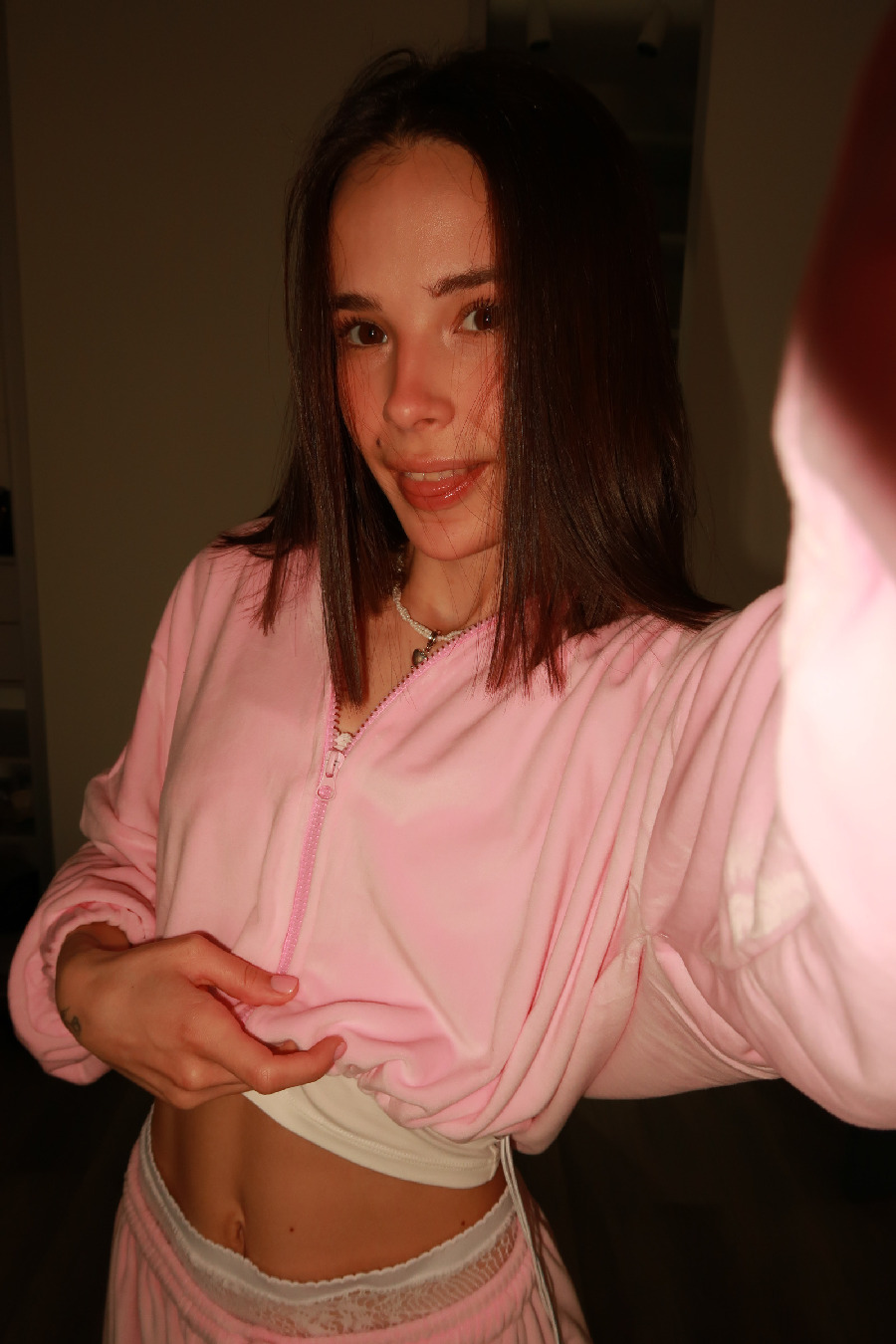 Tina brings the glow — live moments in Aomyn